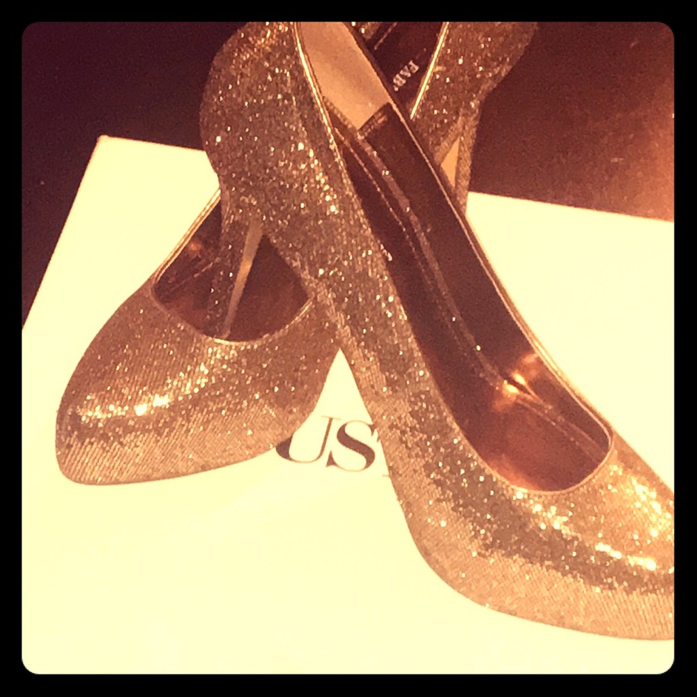 Gold heels 👠